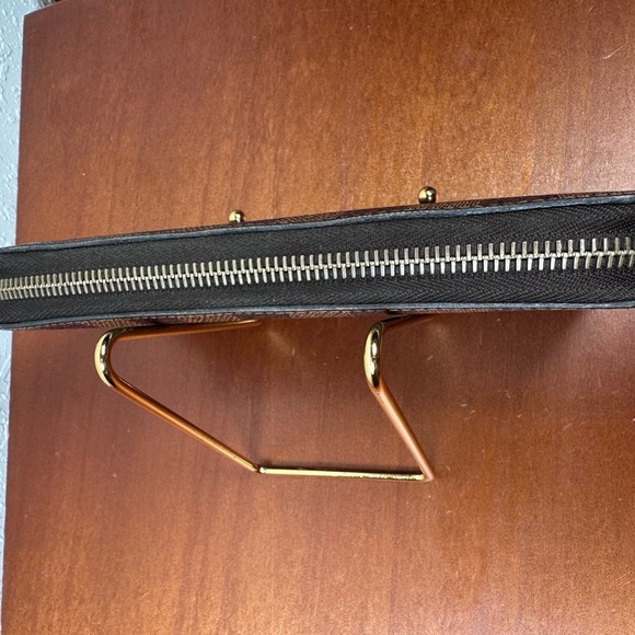 LOUIS VUITTON Damier Ebene Zippy Wallet
Long Wallet CA3112 - Picture 6 of 15